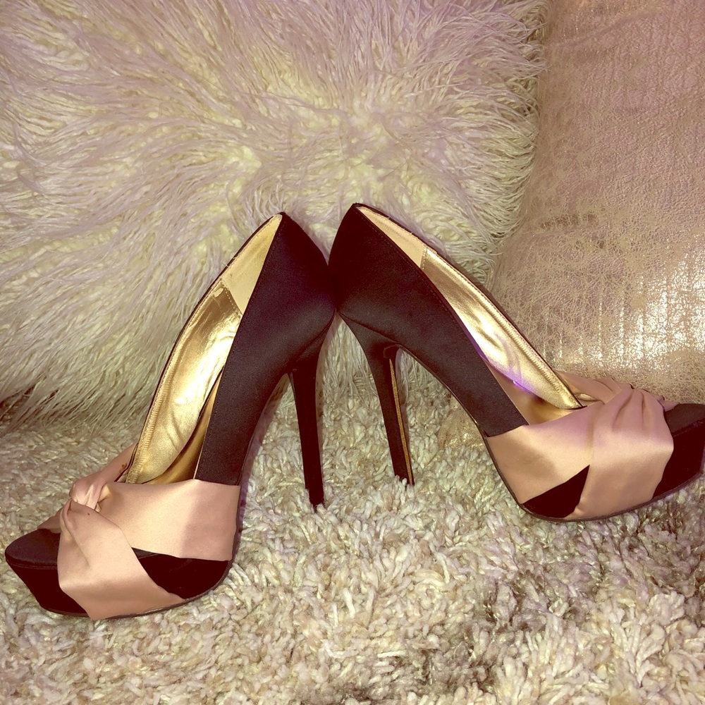 Peep-toe satin like Pumps. Size 7